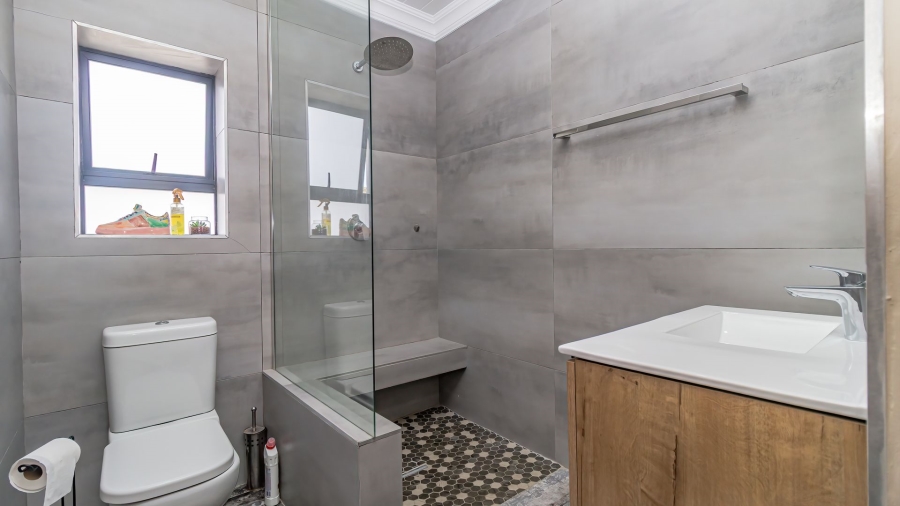 6 Bedroom Property for Sale in Heatherlands Western Cape